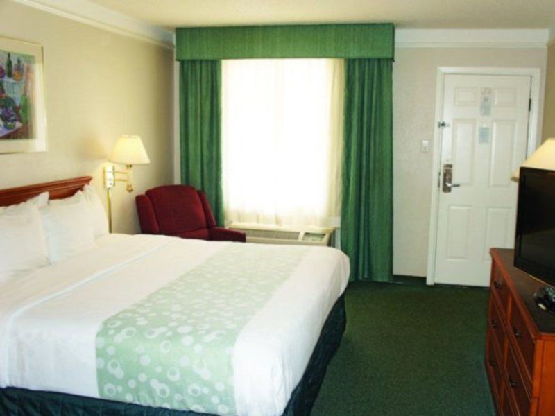 Baymont By Wyndham Austin University Area Exterior foto